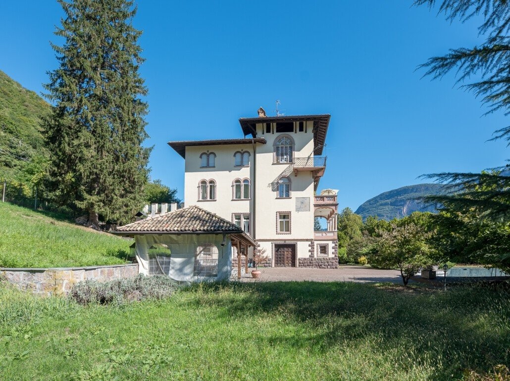 Herrschaftliche, elegante Villa mit Altbauflair und großem Grundstück