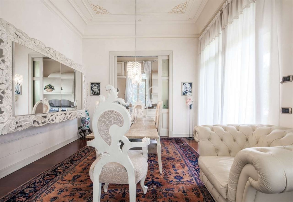 Exklusive Wohnung in luxuriösem Herrenhaus