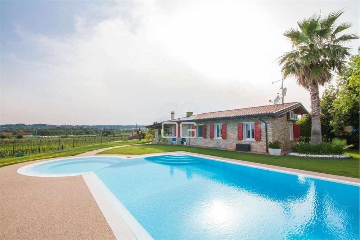 Elegante Villa mit Pool 1 km vom See entfernt