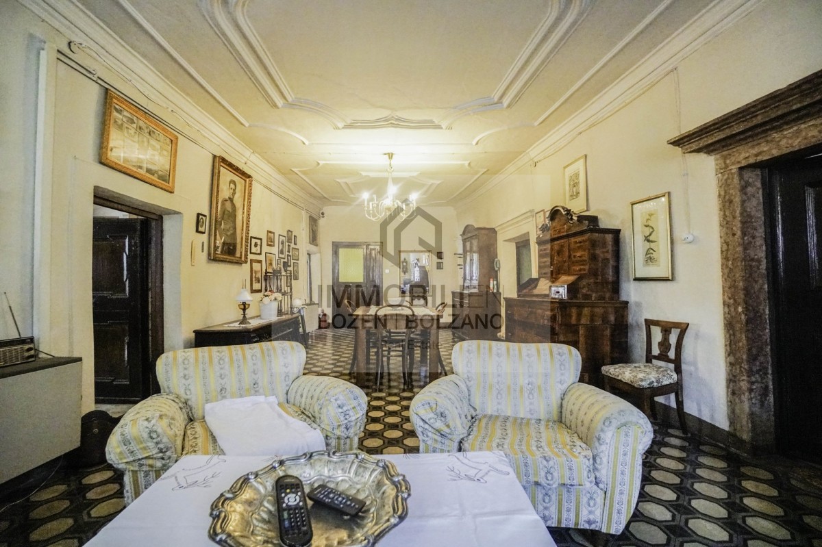 Renovierungsbedürftige, historische Villa im Zentrum zu verkaufen